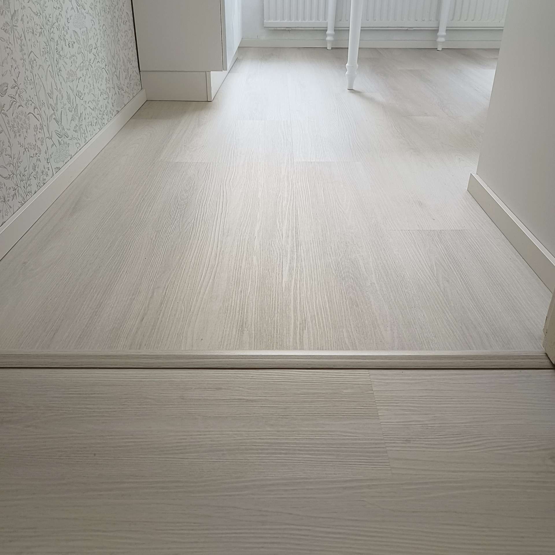 Vinyylilankun ja jalkalistojen asennus