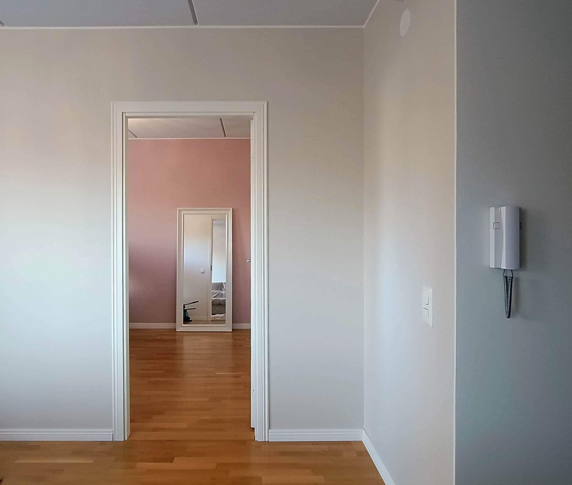 Valmis kaksio, jonka tehosteseinä on maalattu sävyillä Tikkurila Mulperi H484 ja Paviljonki X417