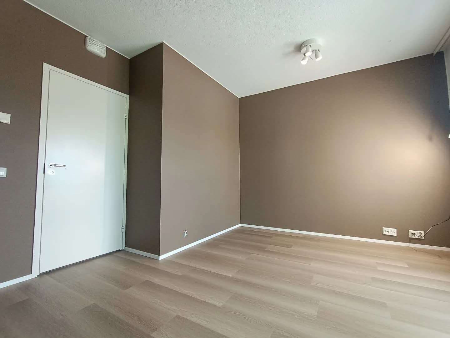 Makuuhuoneen seinien maalaus sävyllä Tikkurila Siitake N484