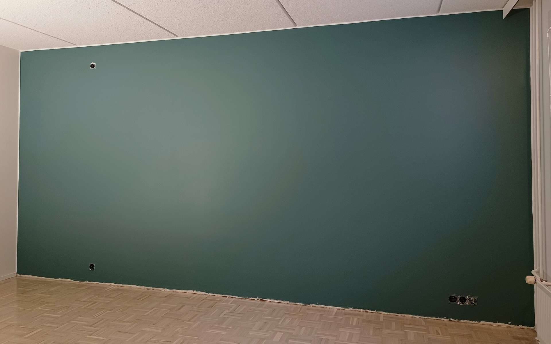 Tehosteseinä sävyllä Tikkurila Silkkitie S440