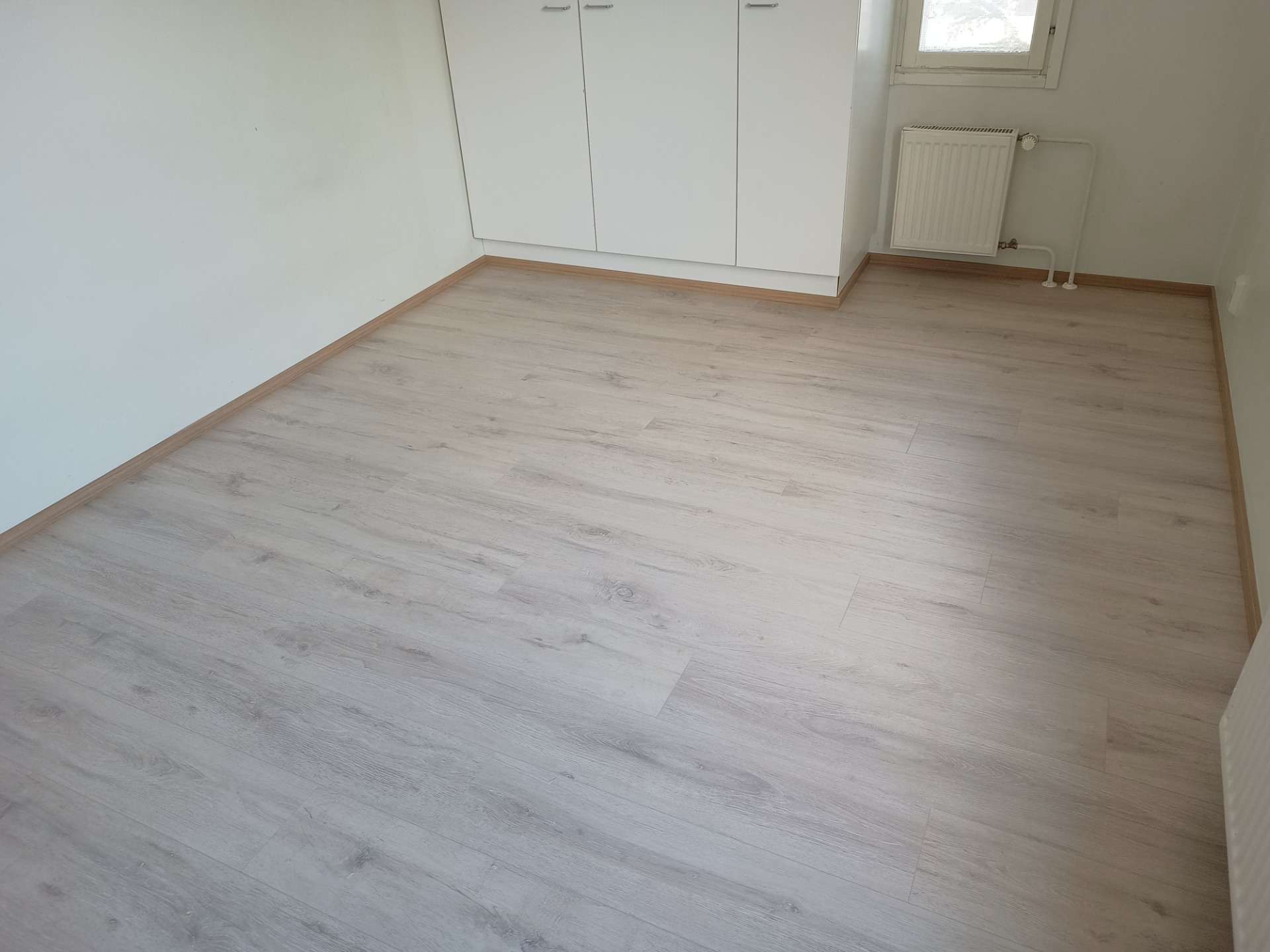Vinyylilankku ja jalkalistat
